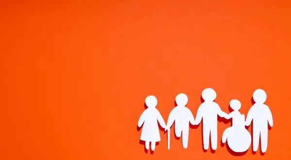 Silhuetas brancas de diferentes perfis de pessoas, incluindo uma em cadeira de rodas, sobre fundo laranja.