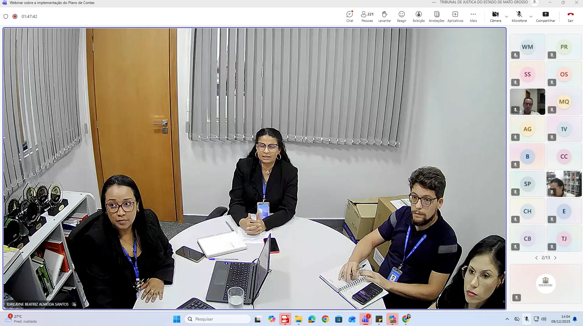 A imagem mostra quatro participantes do DFE sentados em uma mesa redonda durante o webinar. Eles observam a tela, com cadernos e computadores à frente