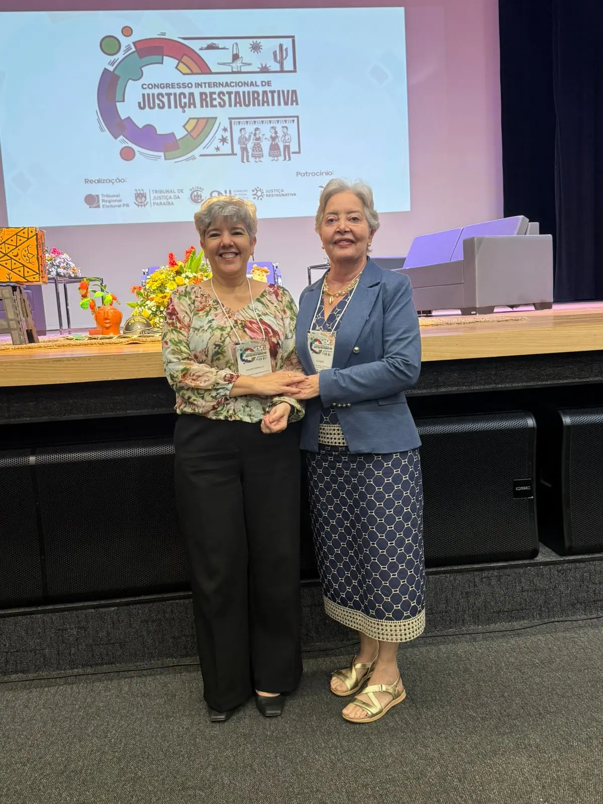 A desembargadora do Tribunal de Justiça de Mato Grosso (TJMT), Clarice Claudino da Silva (à direita), participa do I Congresso Internacional de Justiça Restaurativa. Na imagem, ela posa ao lado da juíza-auxiliar da presidência do Conselho Nacional de Justiça, Viviane Brito.