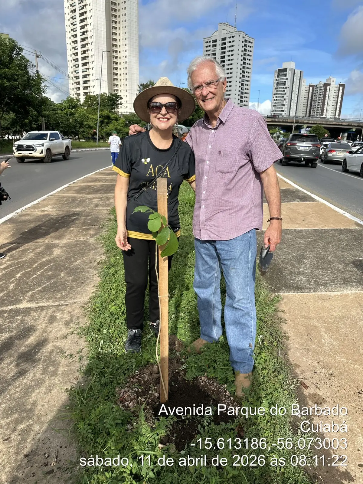 Mulher de chapéu e óculos escuros, camiseta preta 