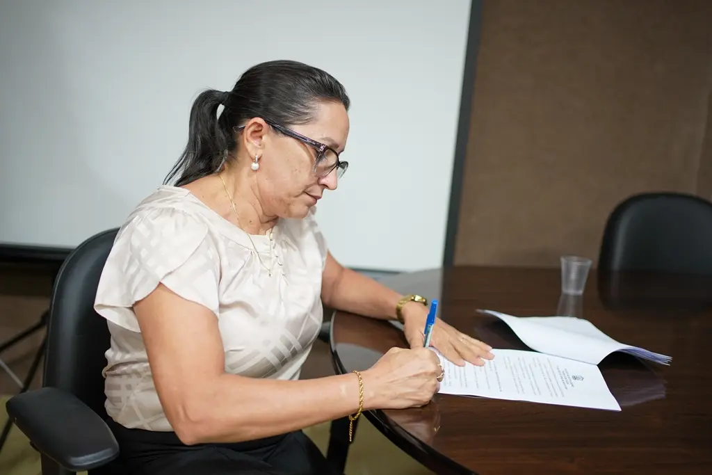 Mulher assina termo de cooperação que cria a rede de enfrentamento à violência contra a mulher no município de São José do Rio Claro