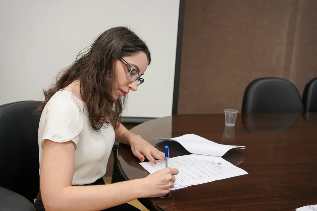 Defensora pública de São José do rio Claro assina termo de cooperação que cria a rede de enfrentamento à violência contra a mulher no município.