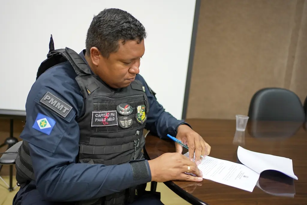 Comandante da Polícia Militar em São José do Rio Claro assina termo de cooperação que cria a rede de enfrentamento à violência contra a mulher no município.