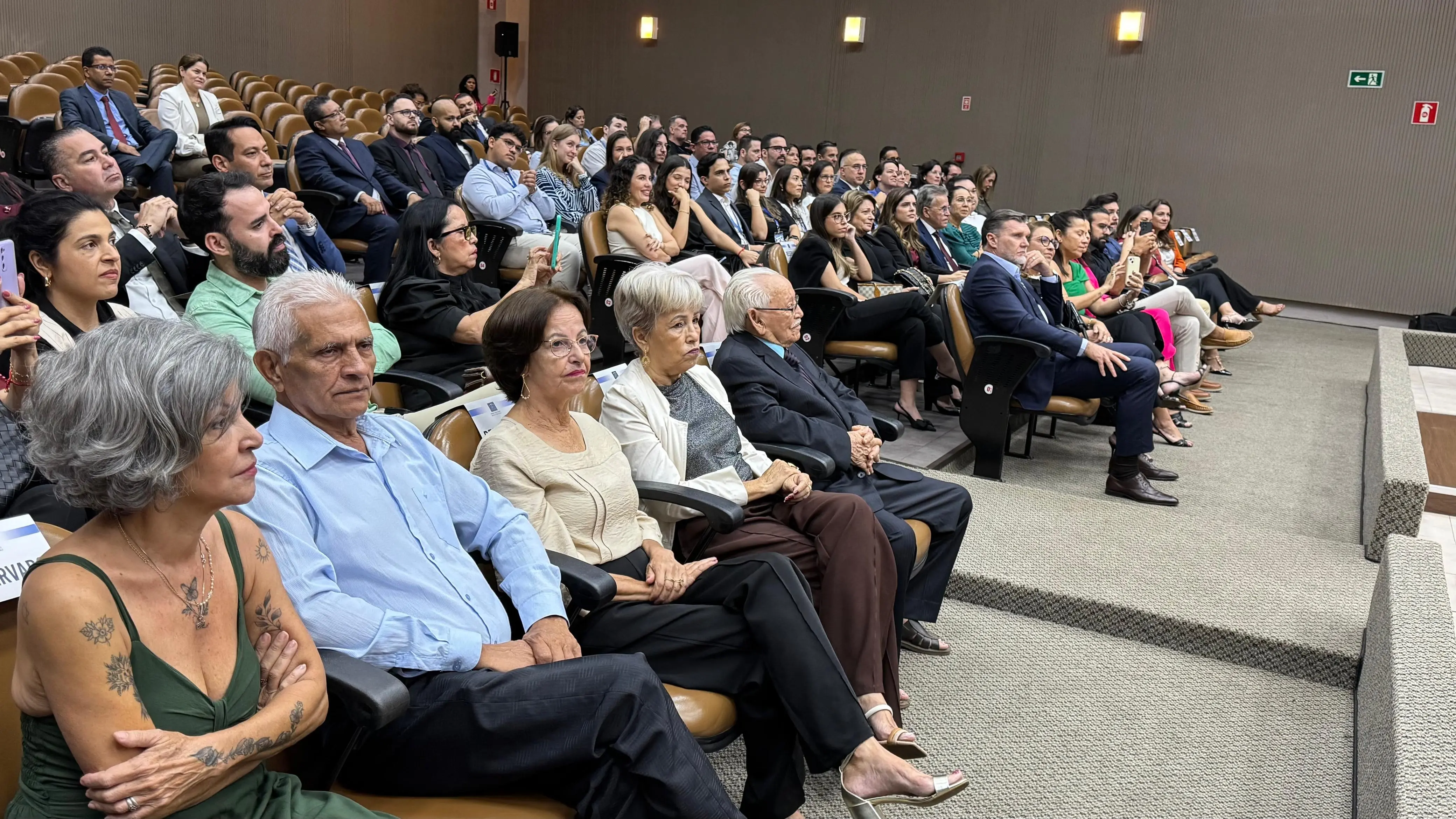 Foto que mostra a plateia do Plenário do TJMT lotada de pessoas que foram prestigiar a sessão solene em homenagem ao desembargador Luiz Ferreira da Silva. 