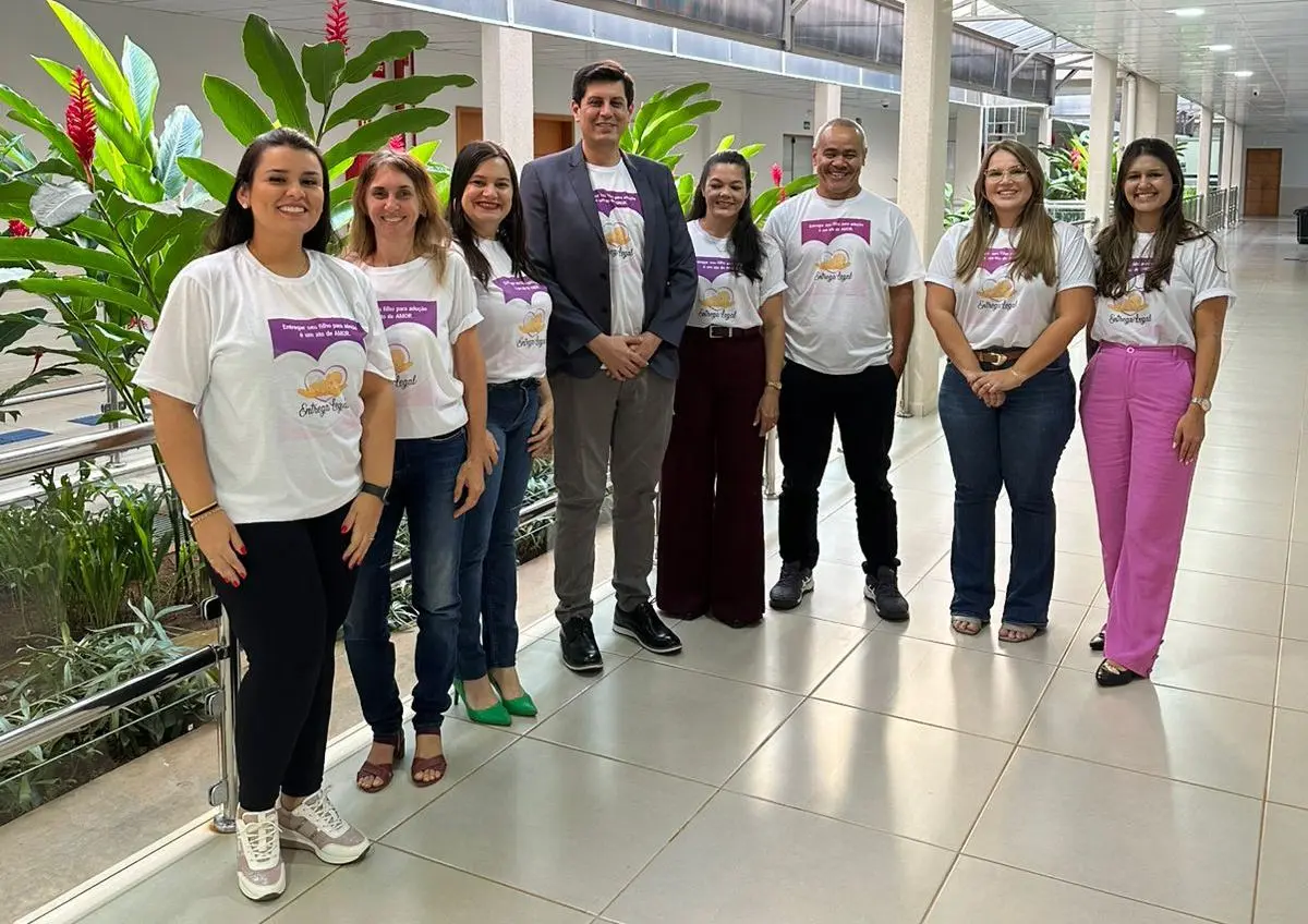 Equipe do Fórum de Lucas do Rio Verde participa da campanha com camisetas da Entrega Legal, posando em corredor interno.