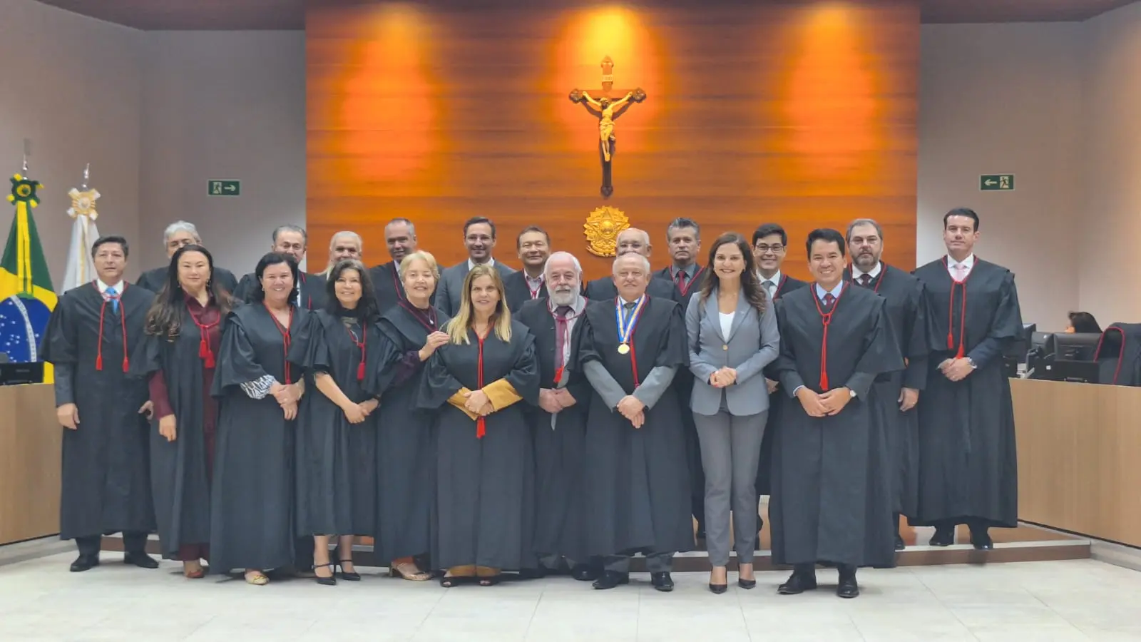 Foto em plano aberto que mostra os desembargadores presentes na sessão; a presidente da OAB-MT, Gisela Cardoso; o procurador-geral da Justiça, Rodrigo Fonseca; e o conselheiro do CNJ, Ulisses Rabaneda posando em pé, e sorrindo para a foto. Os membros da corte e o representante do MP usam toga. Ao ce