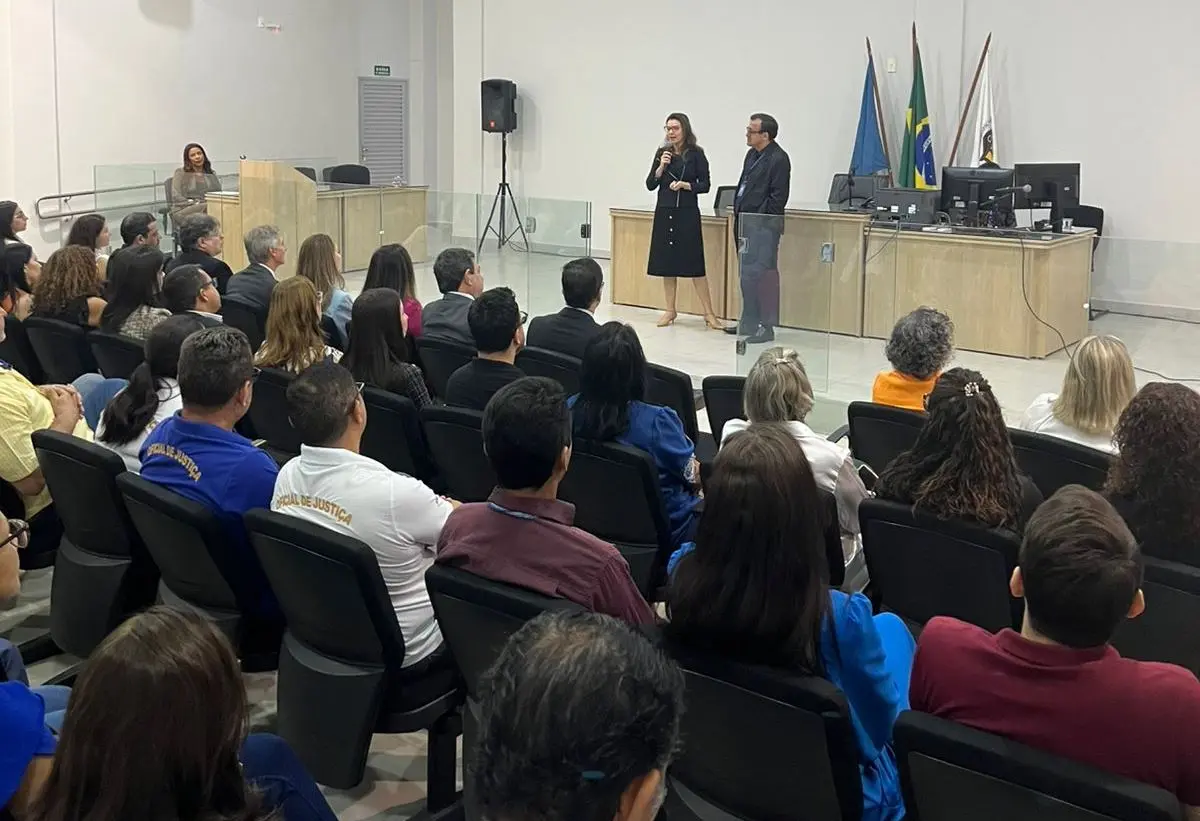 Juíza auxiliar Myrian Pavan e juiz auxiliar Jorge Alexandre conversam com servidores