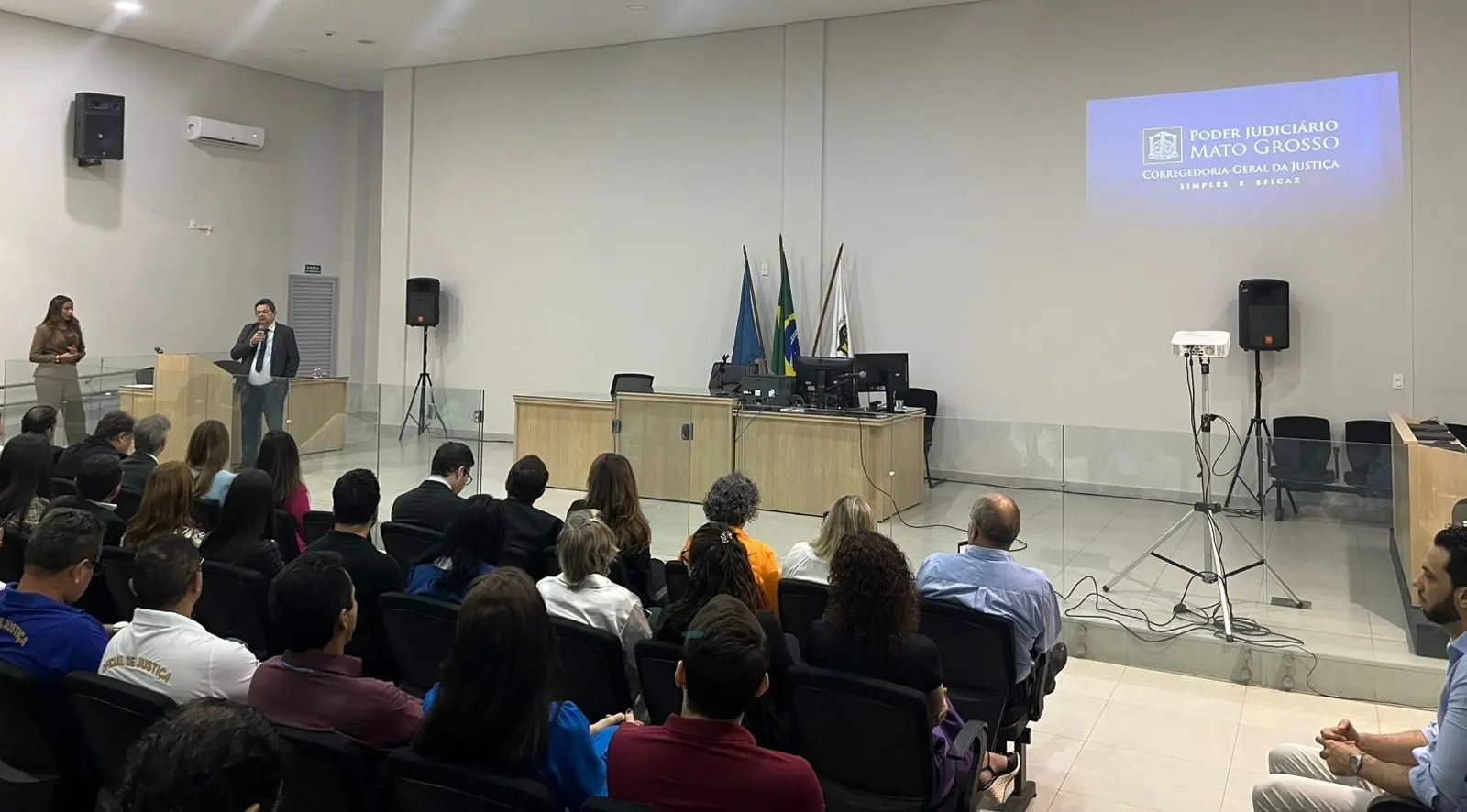 Corregedor fala com servidores e magistrados no plenário do Fórum de Primavera do Leste.