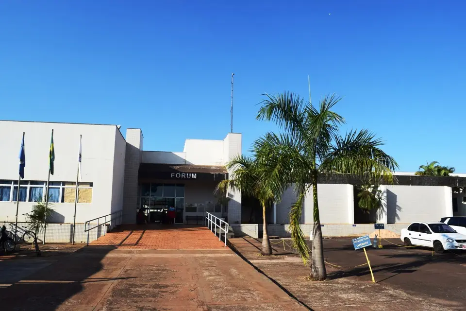 Fórum de Tangará da Serra – fachada principal do prédio, com bandeiras hasteadas e estacionamento.