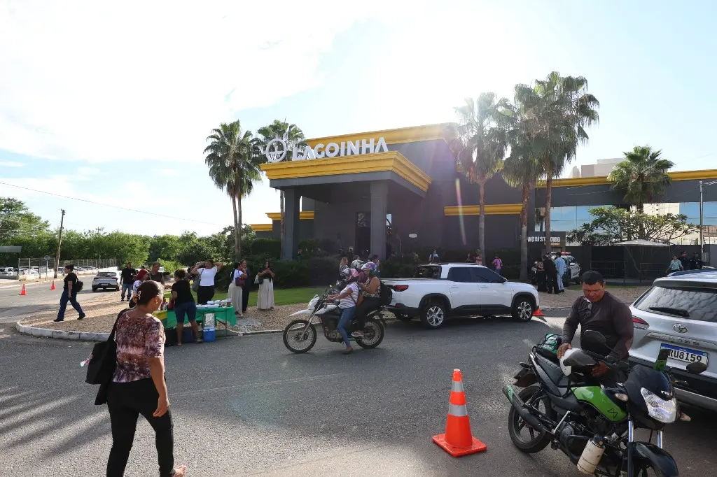 Foto horizontal colorida em plano aberto, que mostra a fachada da Igreja Lagoinha e a movimentação na rua e na calçada, no dia do evento TJMT Inclusivo.