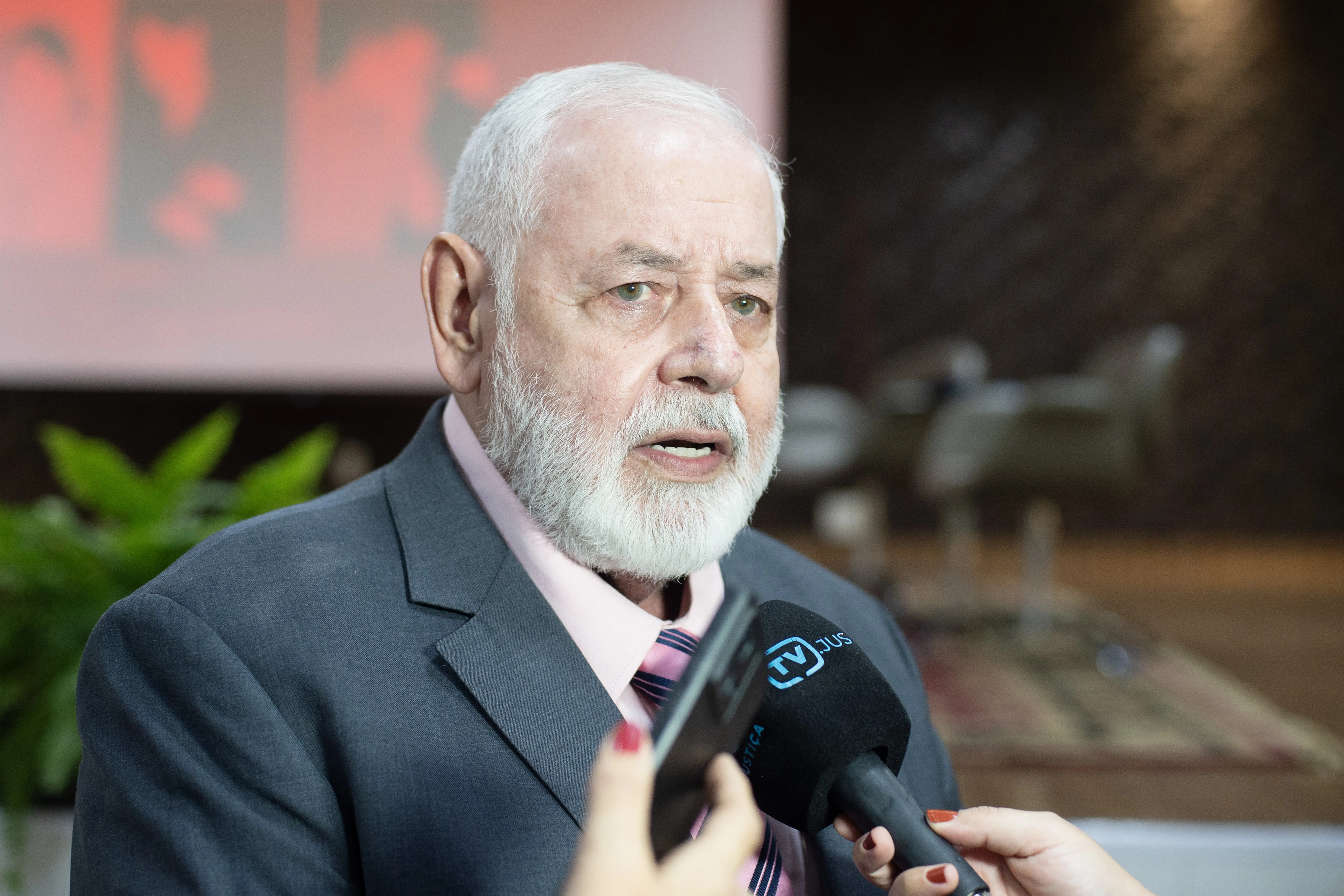 Presidente do TJMT, desembargador José Zuquim Nogueira, tem cabelo e barba brancos, veste terno cinza escuro e camisa clara