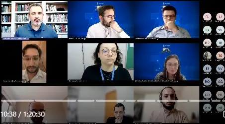 Captura de tela de uma videoconferência no Microsoft Teams, exibindo uma grade 3x3 de participantes e uma coluna à direita com iniciais de outros presentes. Uma barra de progresso de vídeo sobrepõe a linha inferior, indicando um tempo de 10:38 de 1:20:30.
