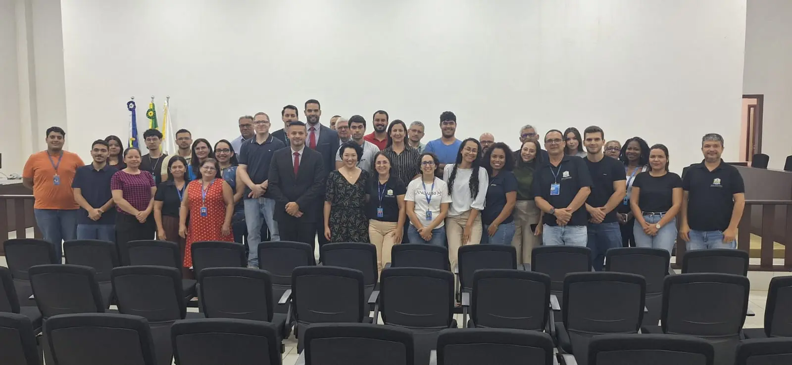 Magistrados, servidores, estagiários e colaboradores reunidos no plenário da Comarca de Mirassol D’Oeste durante a celebração dos 44 anos da unidade.