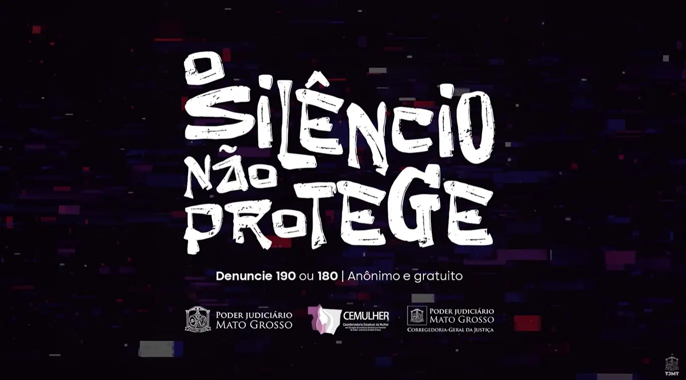 Arte com o logotipo da campanha "O silêncio não protege", escrito em fonte com estilo urbano na cor branca sobre um fundo roxo e preto. Abaixo, está escrito "Denuncie 190 ou 180/ Anônimo e gratuito". Na borda inferior da arte, estão as logomarcas do Poder Judiciário estadual, Corregedoria e Cemulher