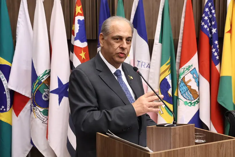 Presidente do TJRO, desembargador Raduan Miguel Filho, fala na tribuna do Encontro do Consepre. Ele é um senhor alto, de pele clara, calvo e usando terno e gravata.