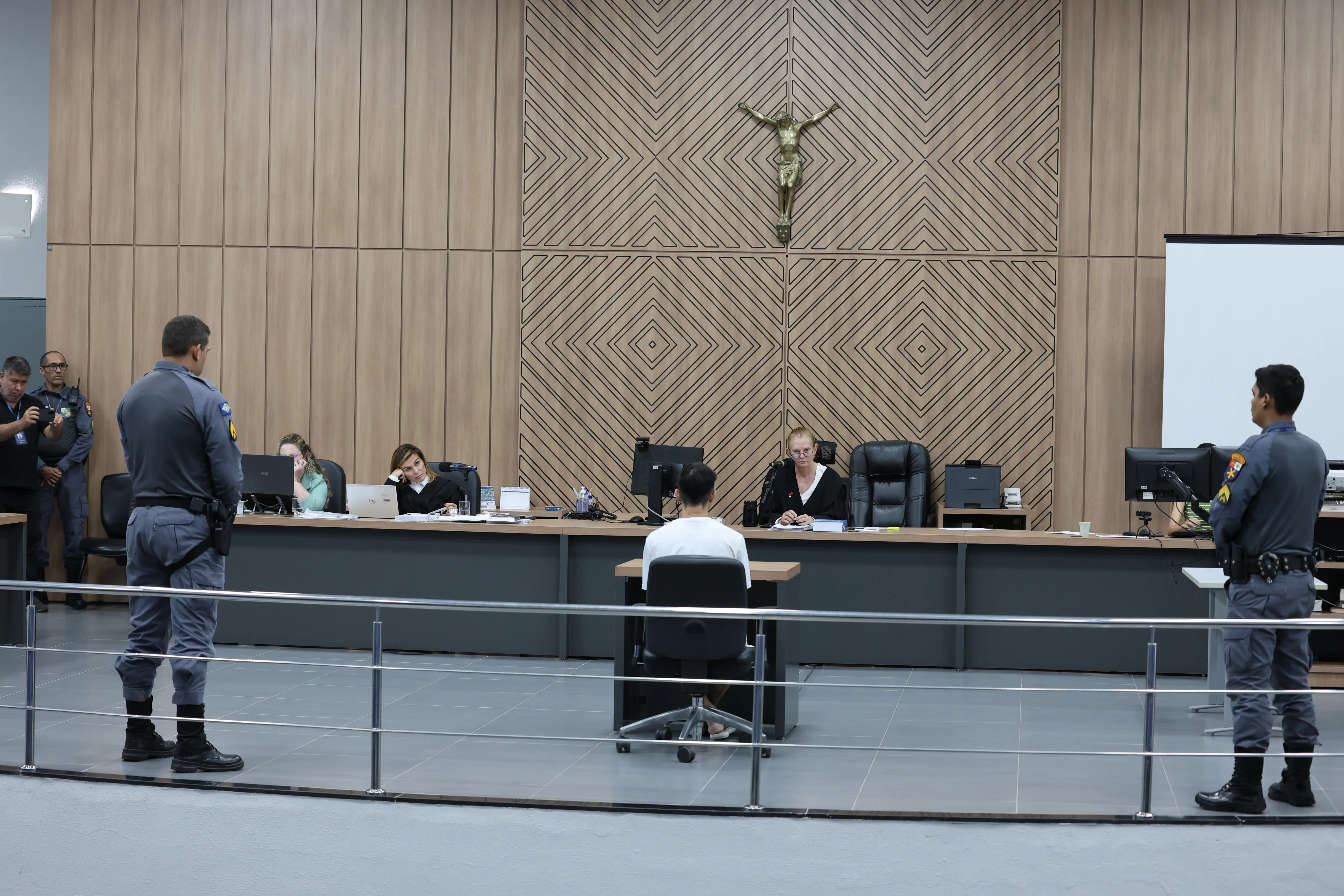 Júri do duplo homicídio no Shopping Popular continua hoje; acompanhe atualizações em tempo real