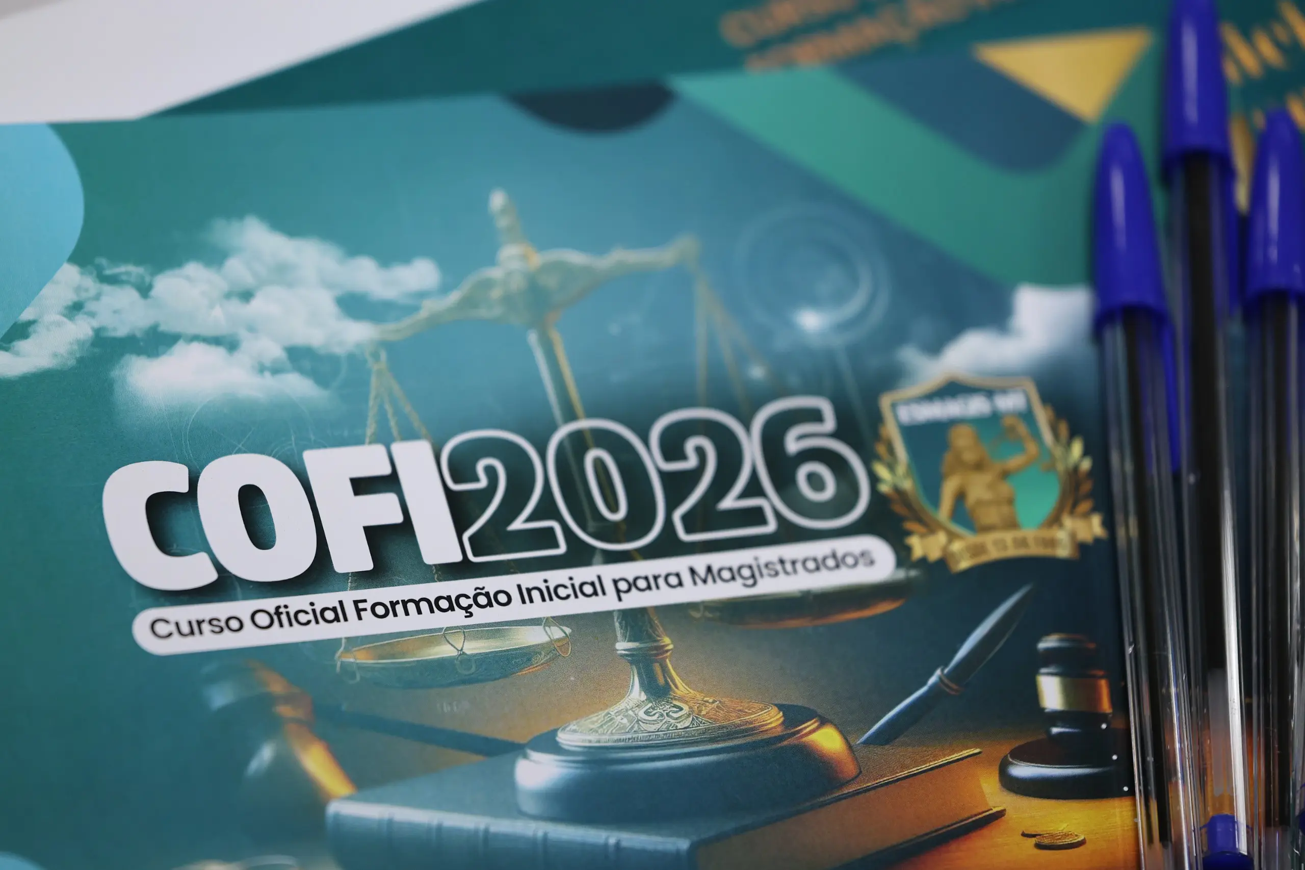 Uma imagem composta mostra um material impresso com o título 