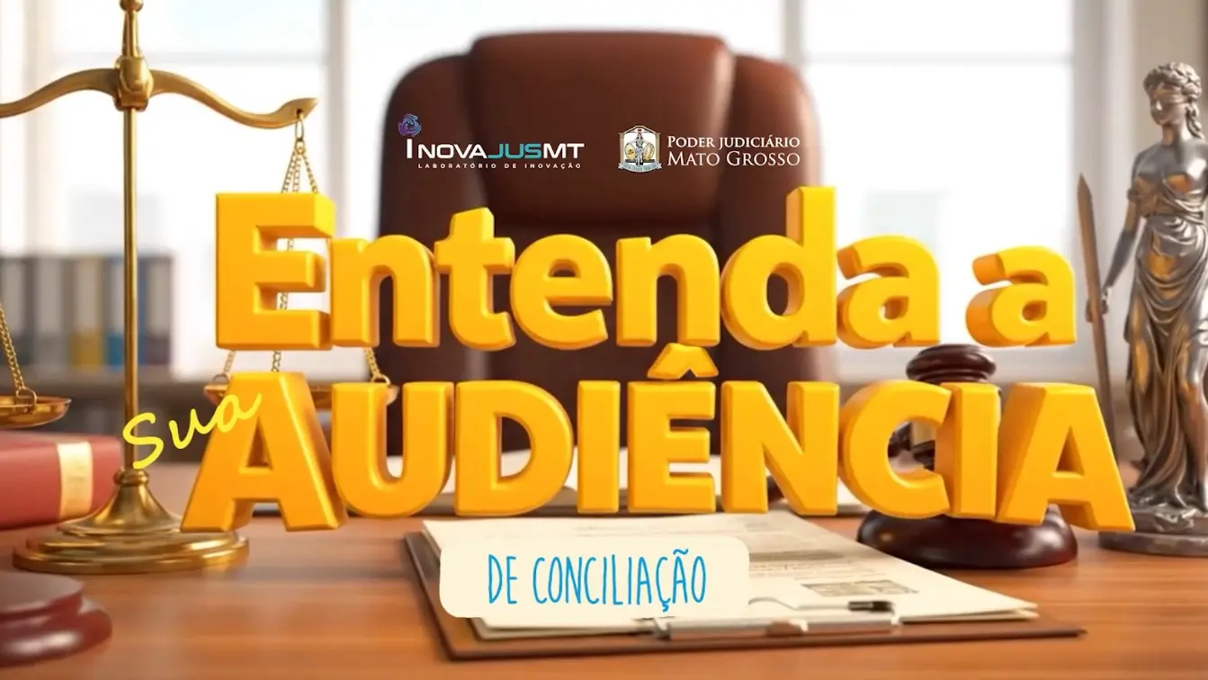 Imagem colorida com o título “Entenda a sua Audiência de Conciliação” em letras grandes e douradas. Ao fundo, mesa com livros, balança da justiça, martelo e estátua de deusa, representando o ambiente jurídico do TJMT.
