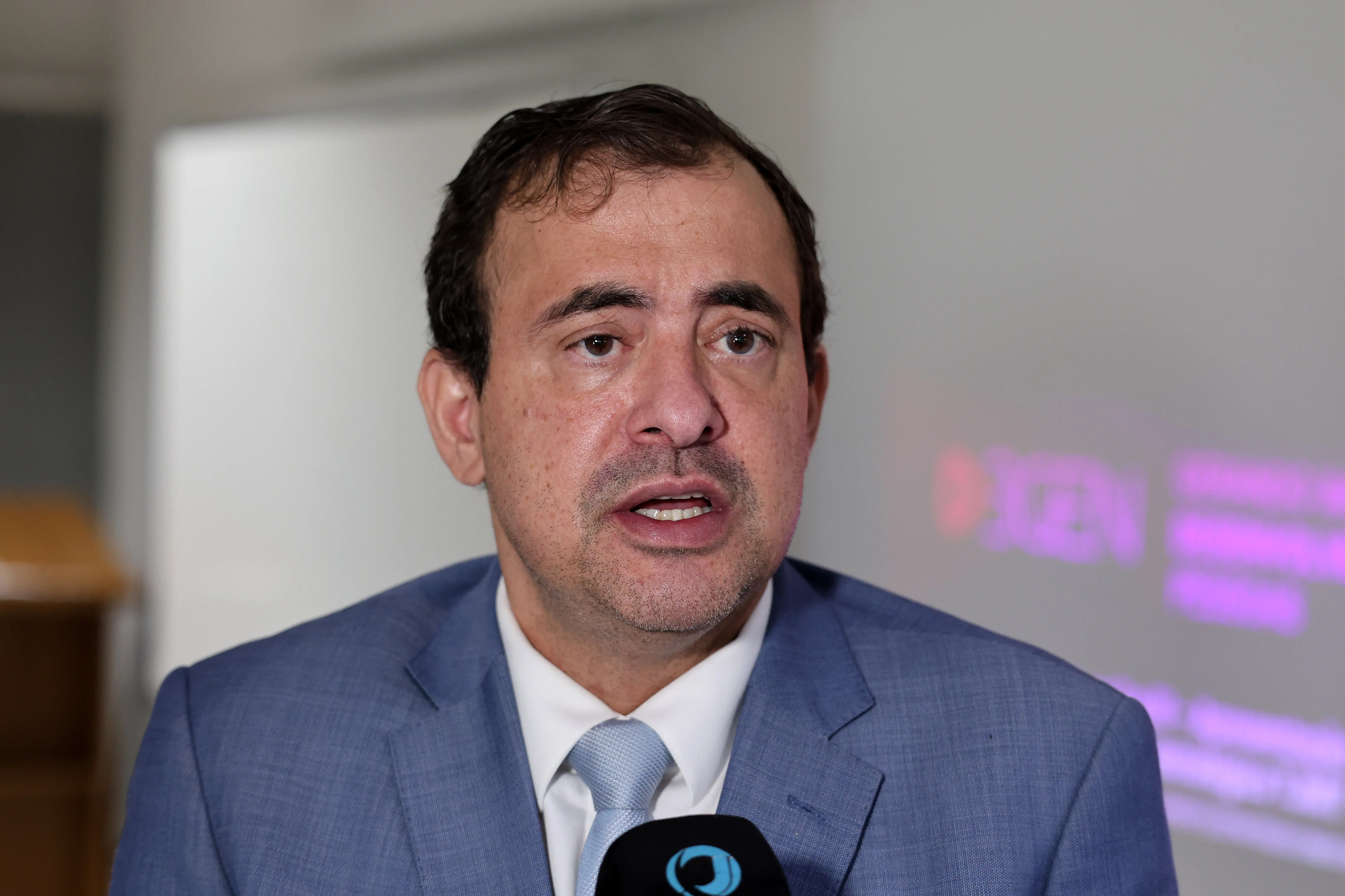 Close do rosto juiz Jorge Alexandre Martins Ferreira. Ele usa terno azul, camisa branca e gravata azul clara.