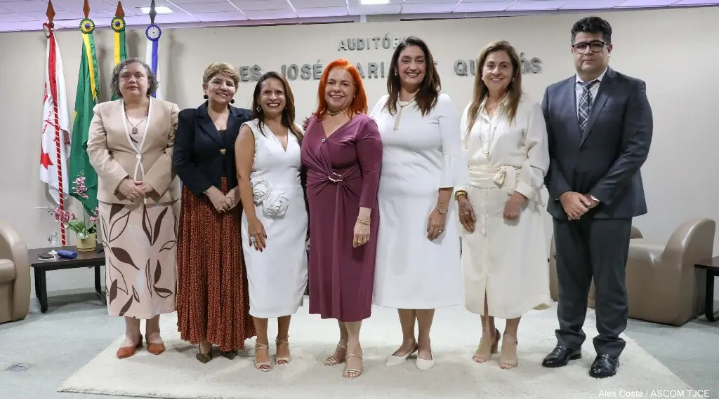 Foto horizontal em plano aberto que mostra seis mulheres e um homem posando para a foto, sorrindo. Tratam-se das magistradas e do juiz Marcos Terêncio, que compõem a comissão executiva do Cocevid.