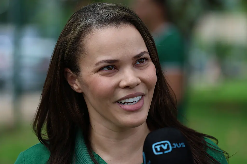 Foto horizontal colorida, em plano fechado, da diretora-geral da Defensoria Pública de Mato Grosso, Aline Regina Santana de Carvalho, durante entrevista à TV.Jus. Ela é uma mulher de pele clara, olhos castanhos claros, cabelos lisos e castanhos, usando camiseta verde da Defensoria Pública.