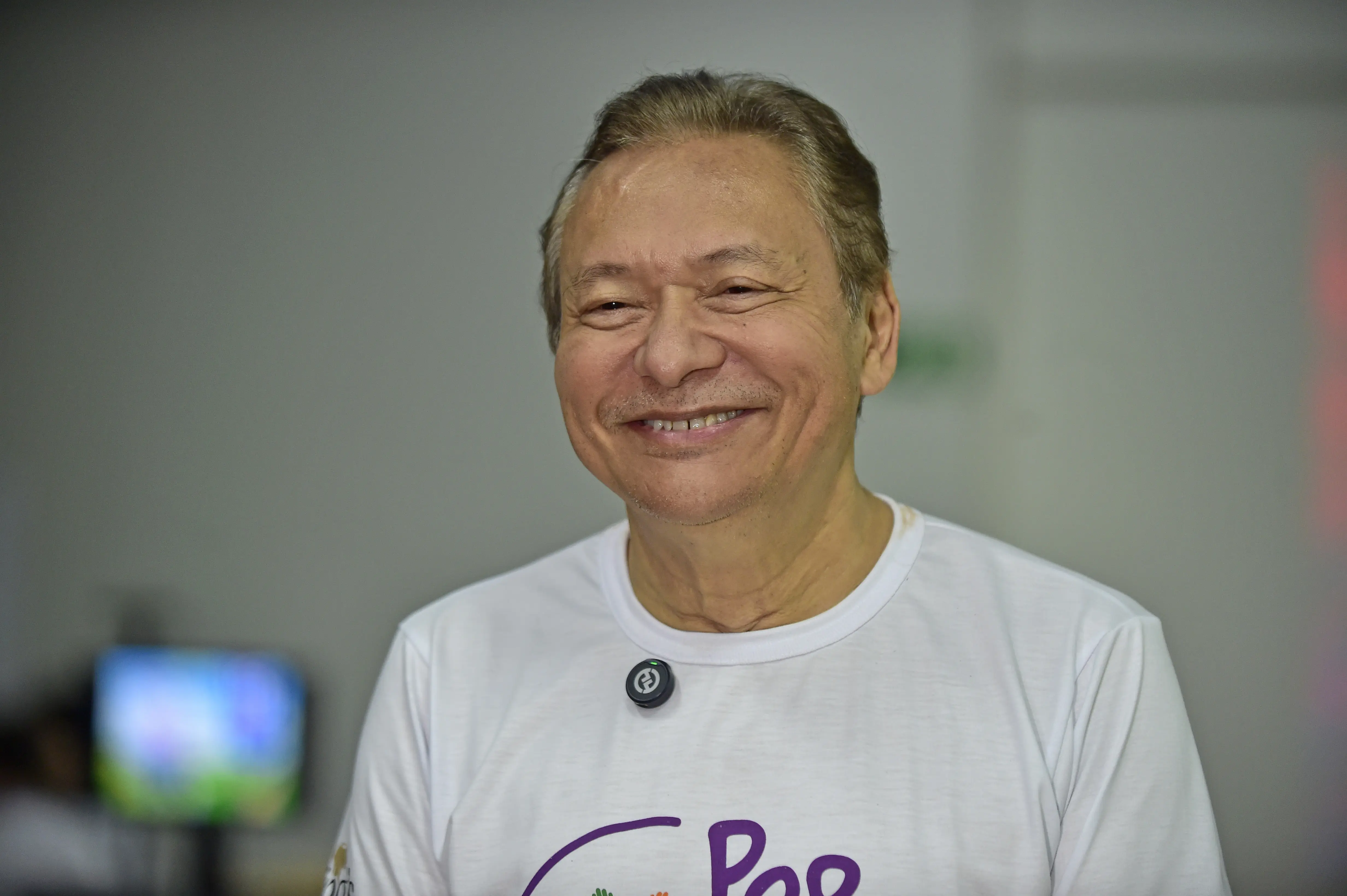 Desembargador Mário Kono aparece sorrindo e usa camiseta do mutirão