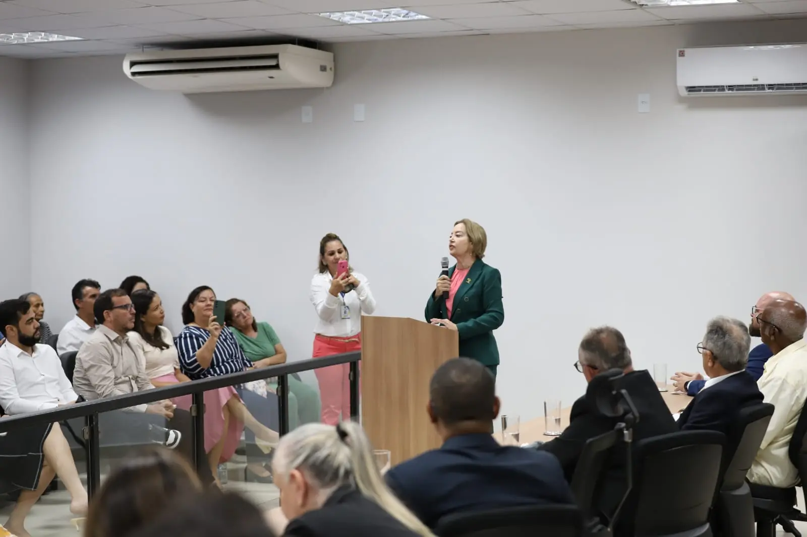Foto colorida da presidente Clarice discursando para os presentes na inauguração do Fórum de Alto Garças