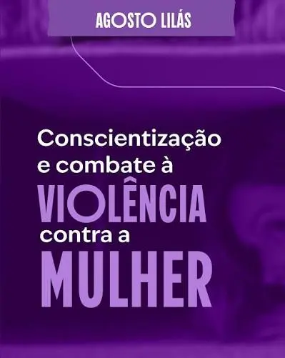 Cartaz roxo do "Agosto Lilás" com a frase: "Conscientização e combate à VIOLÊNCIA contra a MULHER". Ao fundo, de forma sutil, vê-se o rosto de uma mulher parcialmente encoberto.