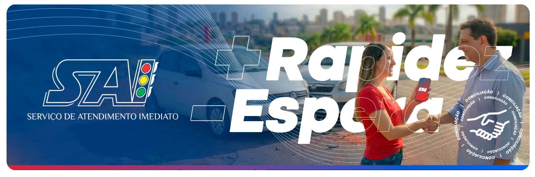 Banner horizontal mostrando dois condutores conversando após acidente sem feridos, com carros parados atrás. Uma mulher segura celular com aplicativo do SAI na tela enquanto aperta a mão do outro motorista. Texto em destaque: “+ Rapidez + Espera”, com selo de conciliação.