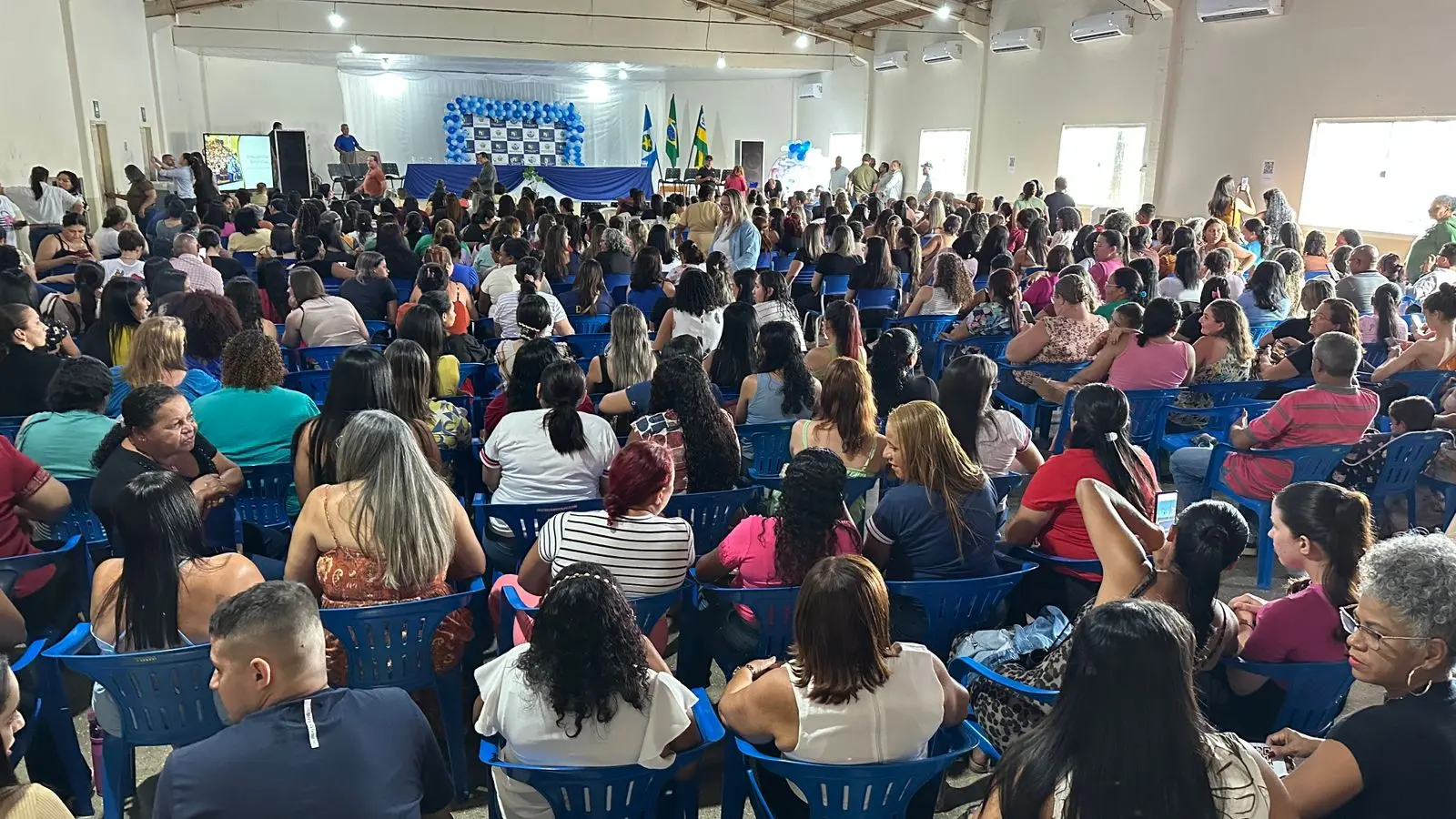 Imagem horizontal colorida do público que participou da aula magna no Centro Cultural Luiz Gonzaga, em Peixoto de Azevedo.