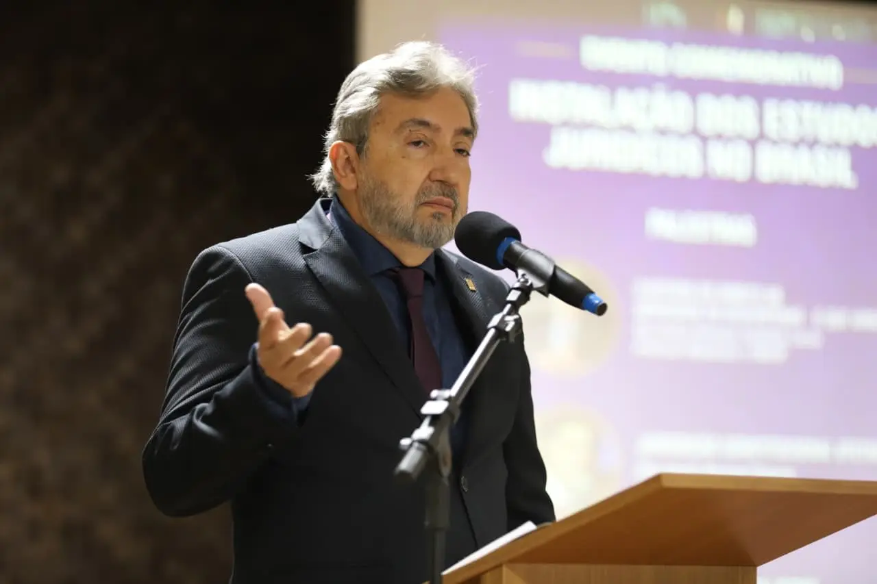 Desembargador Marcio Vidal veste um terno preto, com camisa azul e gravata vinho