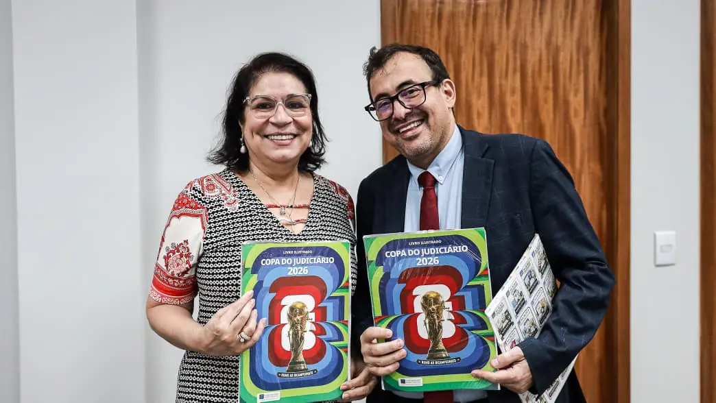 Brasil vai às oitavas e Corregedoria entrega álbum da Copa do Judiciário às unidades