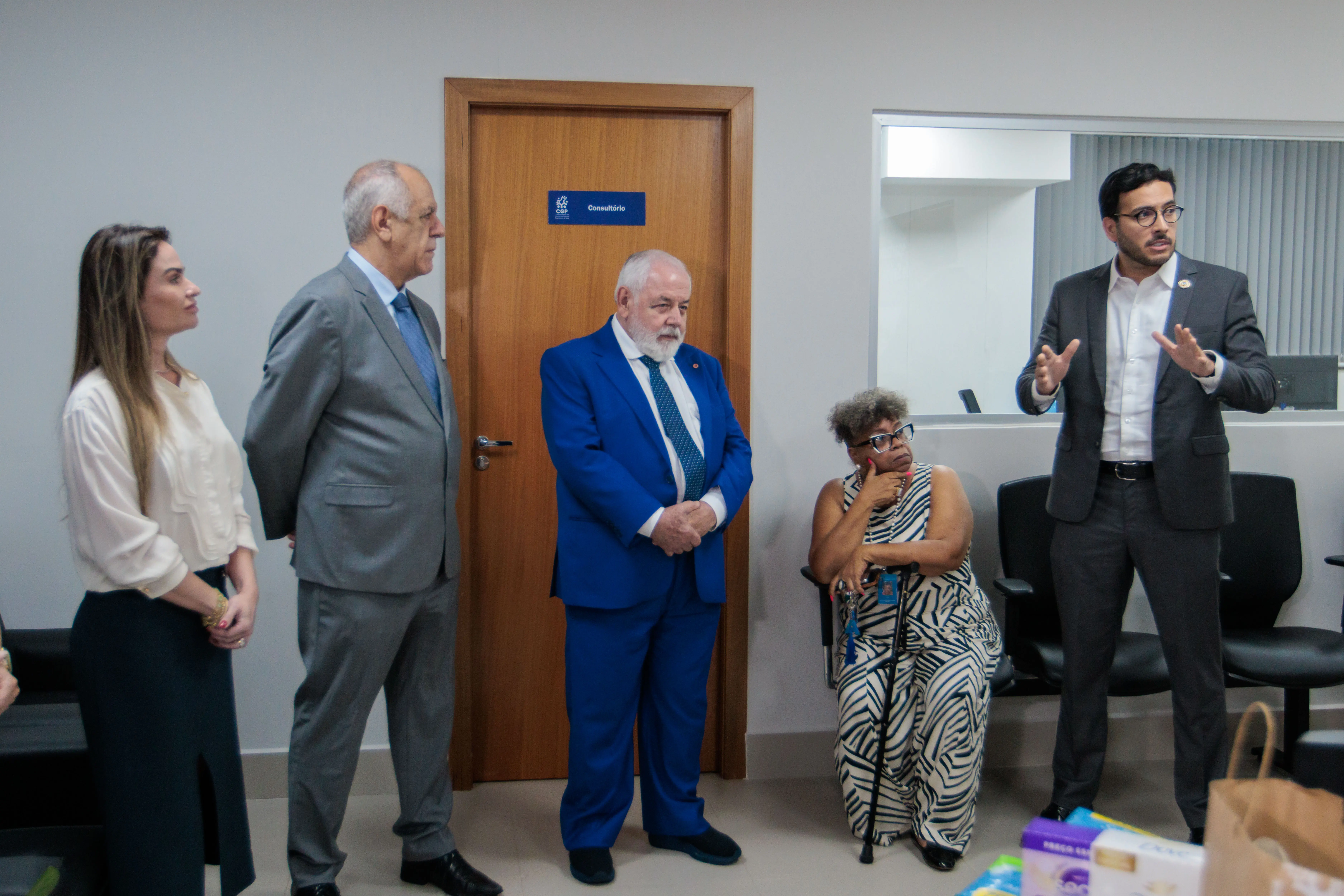 Entregra de doações para Casa de Amparo. Em pe´estão o presidente do TJ, José Zuquim, o advogado Ussiel Tavares e Pedro Calazans, da Maçonaria. Ao lado está a advogada Alin e, do Instituto Mauro Cardi e a assessora da Cemulher, Ana Emilia SOtero, que está sentada