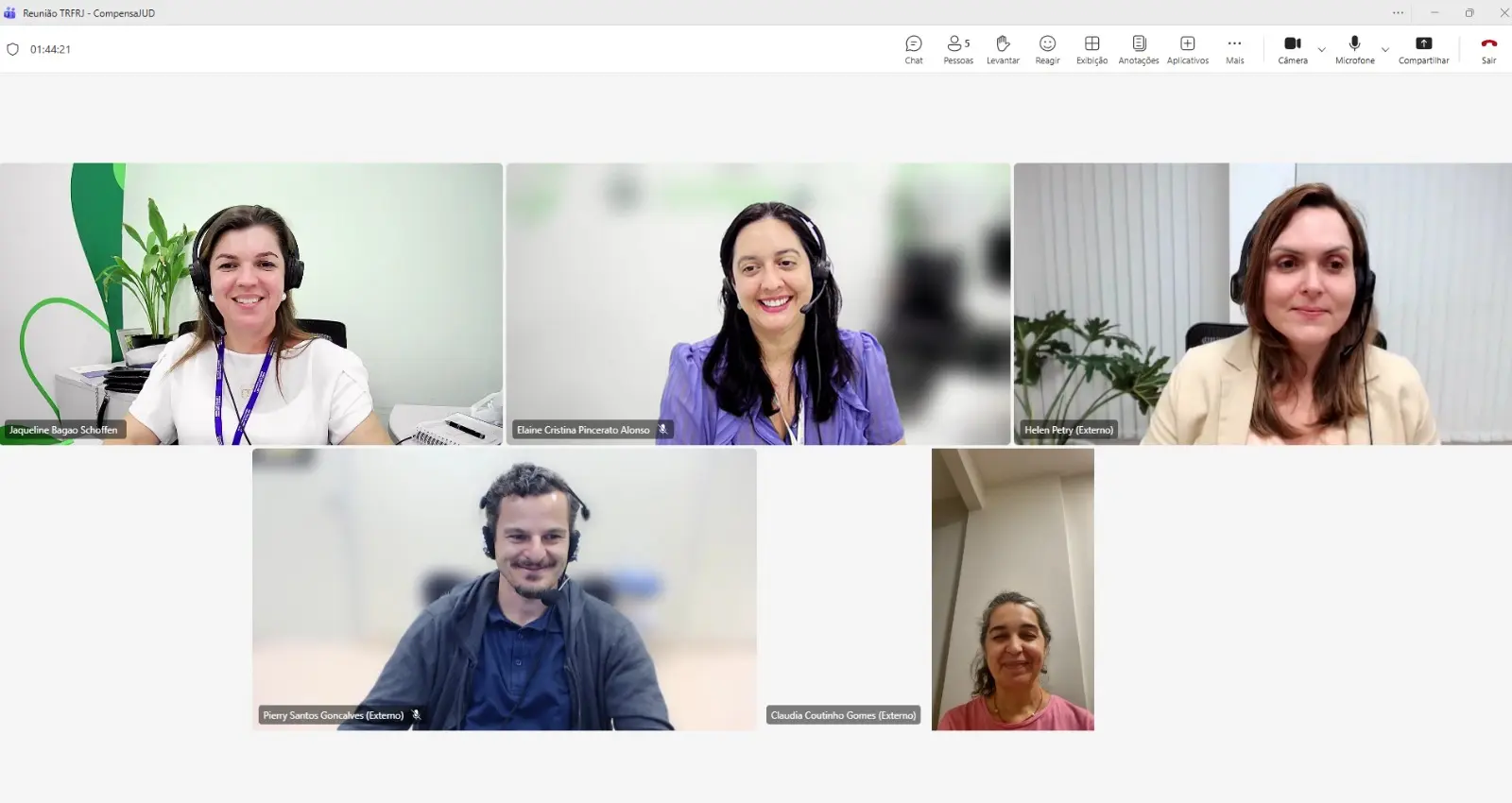 Print de tela que mostra quatro mulheres e um homem participando de uma videoconferência. Eles são servidores do setor de Sustentabilidade do TJMT, TJ de Santa Catarina e Tribunal Regional Federal da 2ª Região.