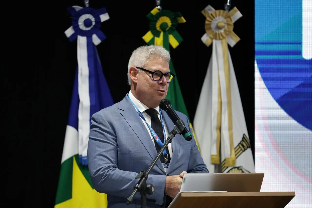Presidente do Fonamec, desembargador Erik Dantas, fala ao microfone, na tribuna. Ele é um homem branco, alto, de cabelos brancos, usando camisa branca, gravata preta e terno azul acizentado claro.