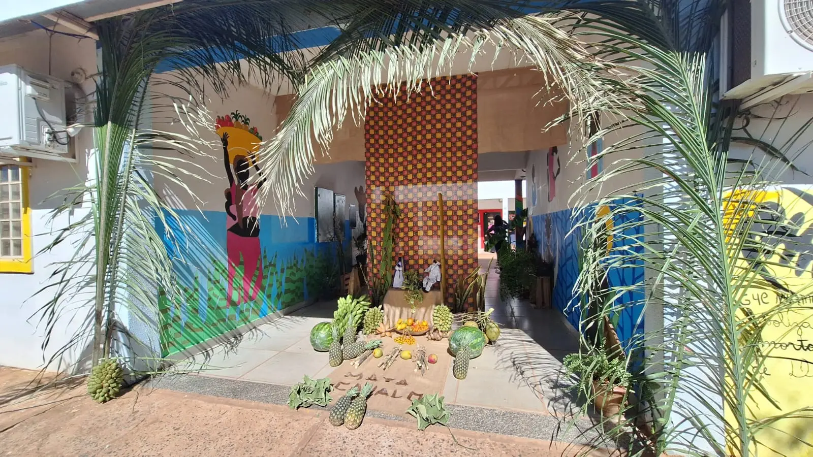 Entrada da Escola Quilombola de Mata Cavalo toda decorada com palhas de coqueiro, frutas da regi�o, imagens de santo, entre outros.