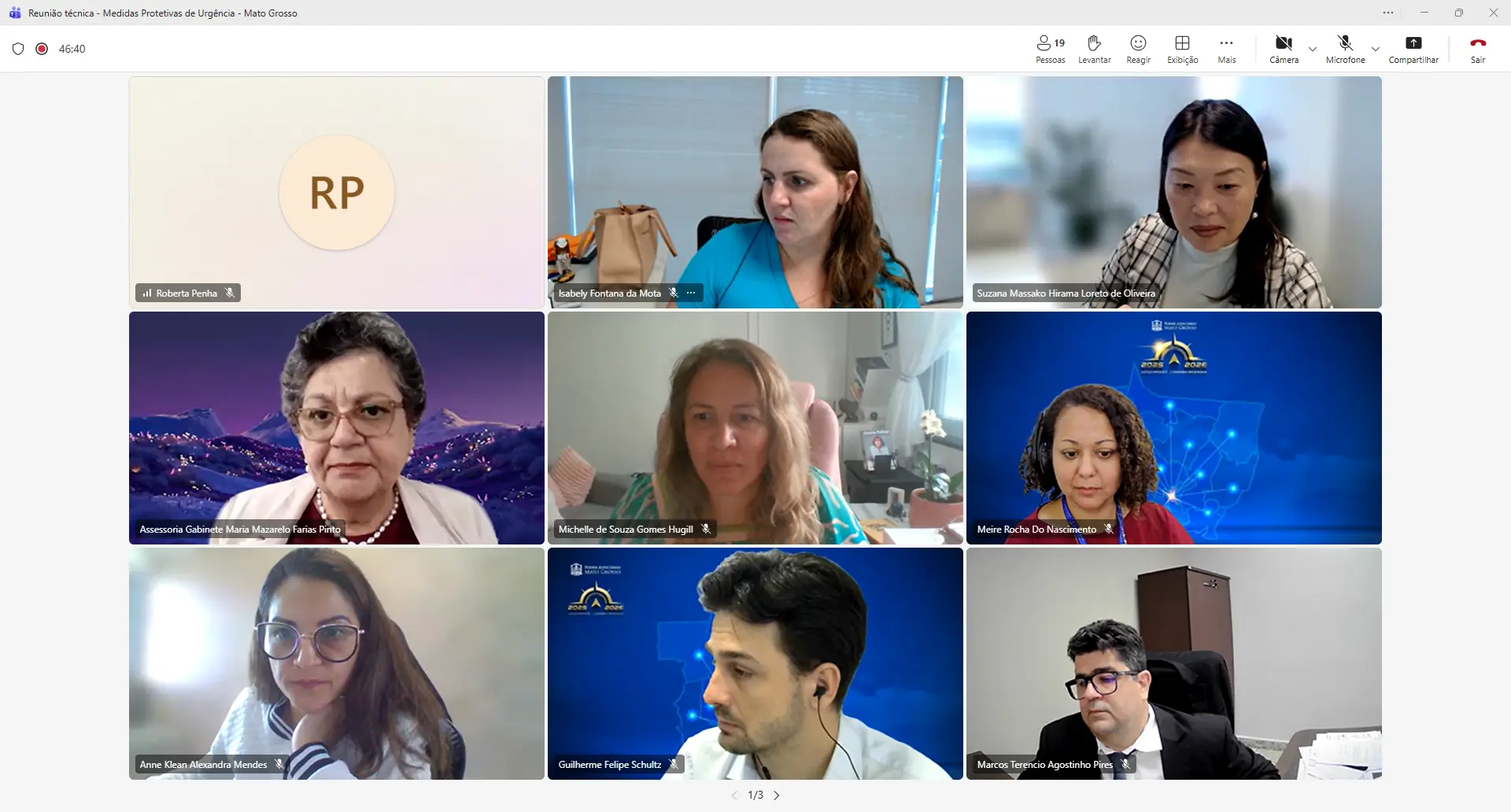Nove participantes em videoconferência pelo Teams. Entre eles, homens e mulheres em ambientes de trabalho e domésticos. Dois participantes exibem fundo virtual com logo do TJMT.