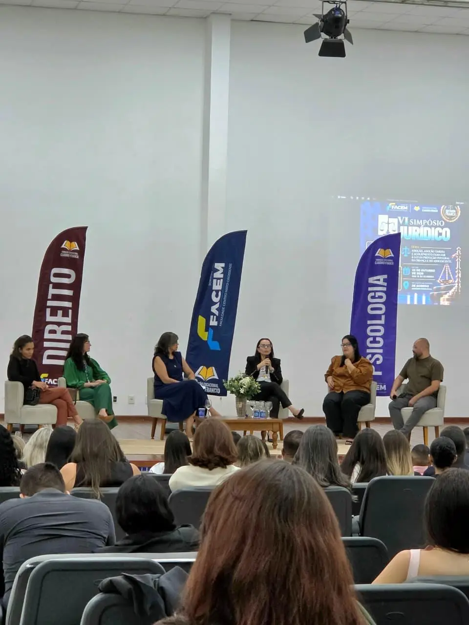 Foto mostra a juíza Emanuelle Chiaradia Navarro Mano fala sobre adoção tardia durante o VI Simpósio Jurídico da FACEM, em Sorriso.