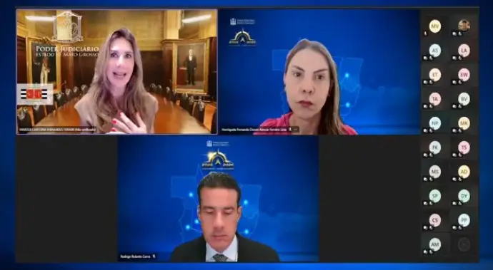 A participante Vanessa Carolina Fernandes Ferrari aparece gesticulando no painel superior esquerdo. A juíza Henriqueta Fernanda Chaves Alencar Ferreira Lima e o desembargador Rodrigo Roberto Curvo estão nos outros painéis, ambos sobre um fundo azul com o mapa de Mato Grosso.