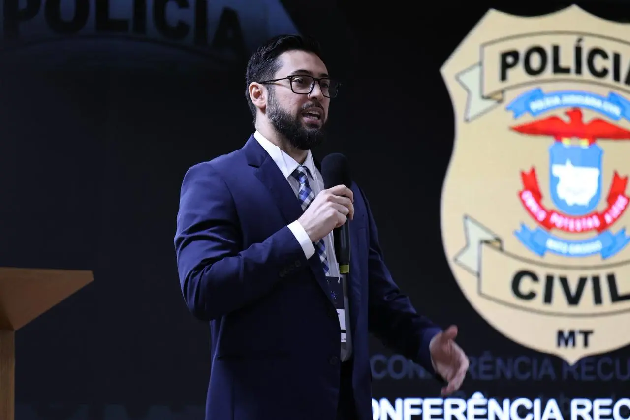 fotografia colorida do promotor de Justiça Renee do Ó Souza. Ele é um homem branco, de cabelos escuros, que usa terno cinza claro e óculos de grau. 