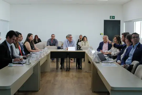 Vista geral da mesa técnica do TCE reúne conselheiros e representantes de instituições; participantes discutem estratégias de fortalecimento da governança pública.