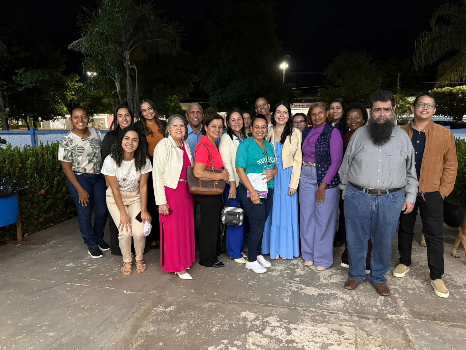 Juíza de Poconé, Melissa de Lima Araújo está perfiladas com profissionais do Hospital Santo Antônio