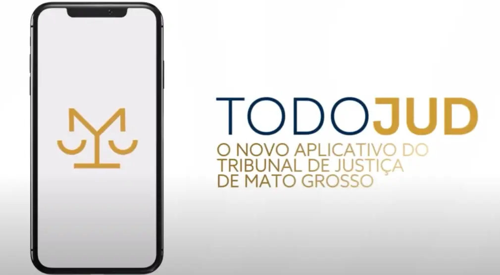 Na imagem, um celular branco exibe um logo dourado que lembra uma balança da justiça. Ao lado, em azul e dourado, lê-se "TODOJUD", seguido por "O NOVO APLICATIVO DO TRIBUNAL DE JUSTIÇA DE MATO GROSSO" em cinza.