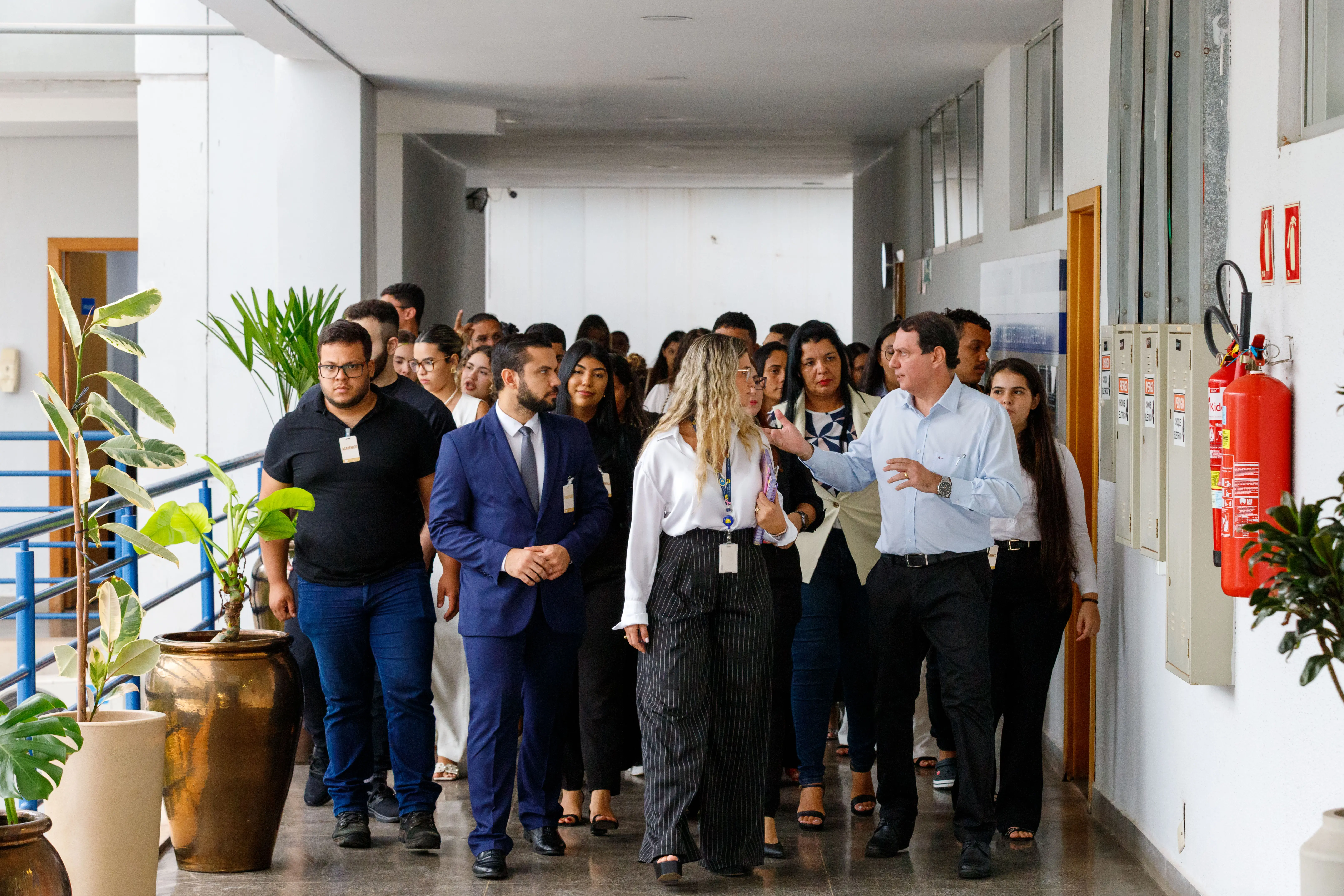 Estudantes de Dieito da Unic Rondonópolis andam pelos corredores do TJMT