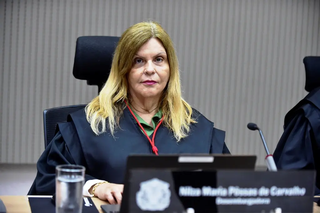 Vice-´Presidente do TJMT, desembargadora Nilza Pôssas de Carvalho. Mulher loira, cabelos compridos. Usa toga preta