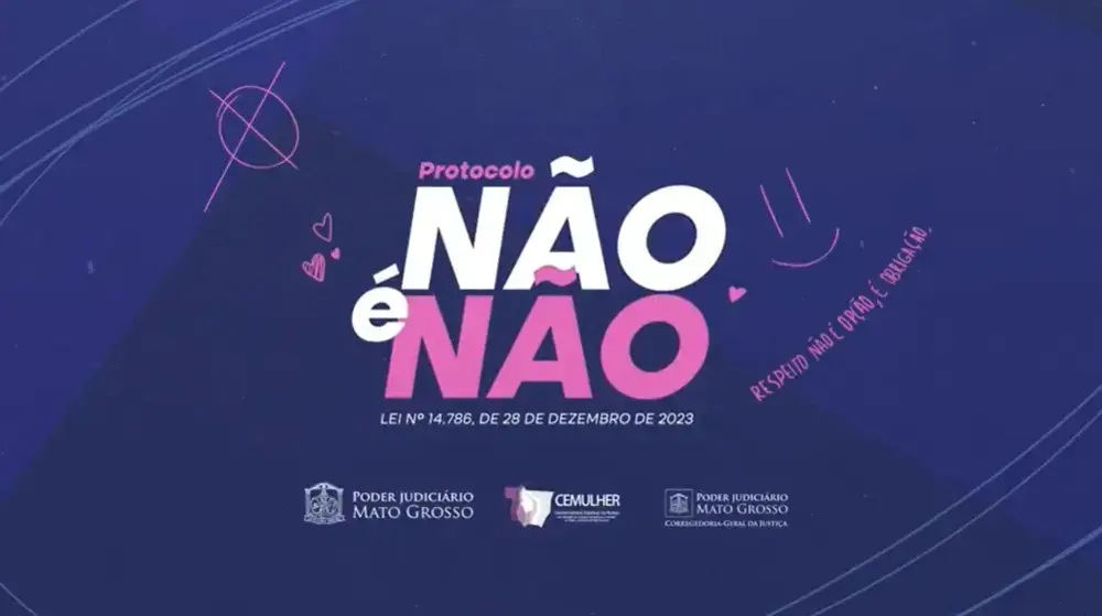 A imagem apresenta um cartaz digital da campanha “Protocolo Não é Não”, com fundo azul e letras grandes em branco e rosa destacando a mensagem principal. Há corações e traços desenhados ao redor, reforçando o respeito e o combate ao abuso. Na parte inferior aparecem os logos do PJMT
