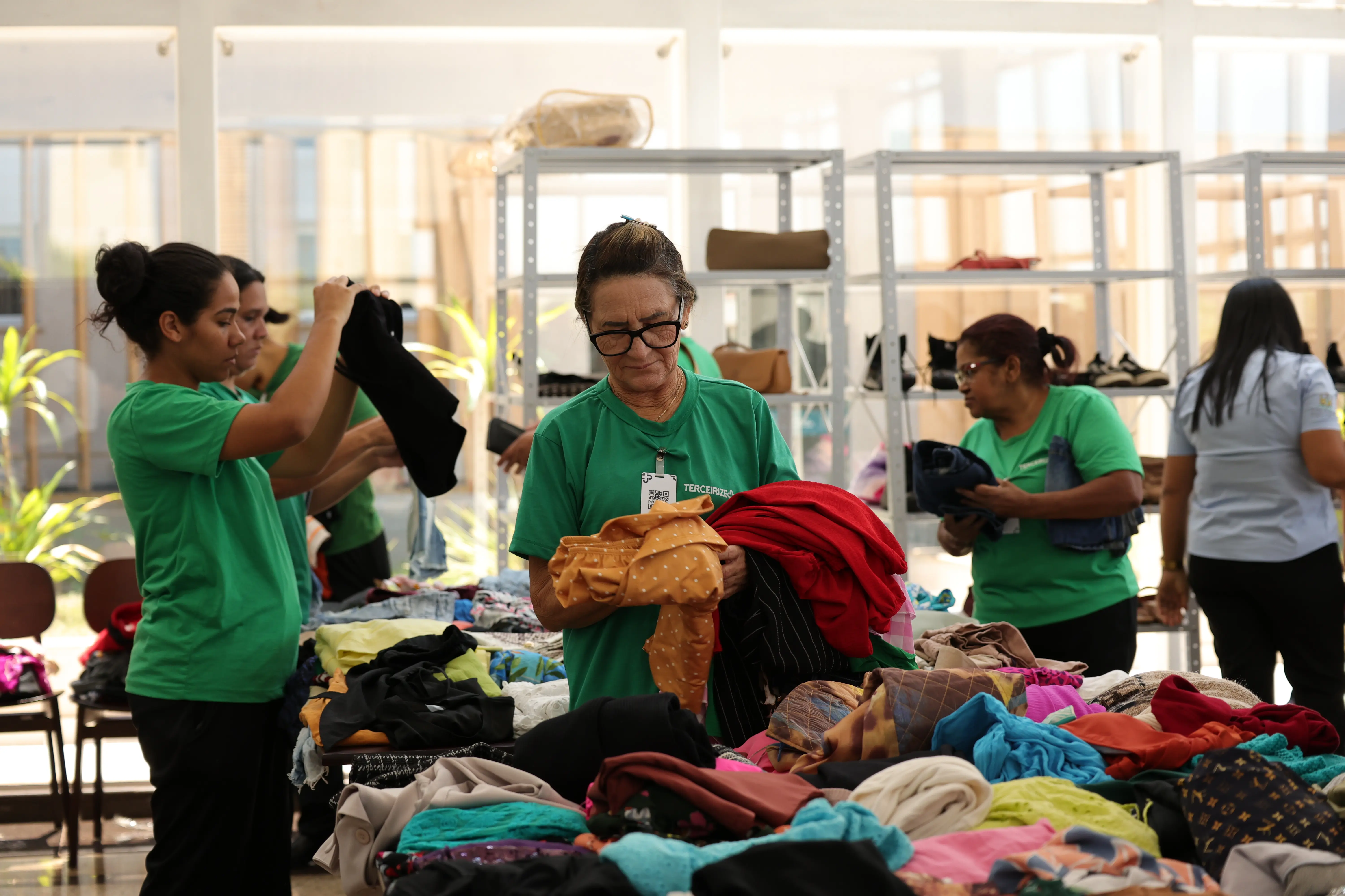 Bazar no Fórum de Várzea Grande incentiva moda circular e fortalece ações sociais