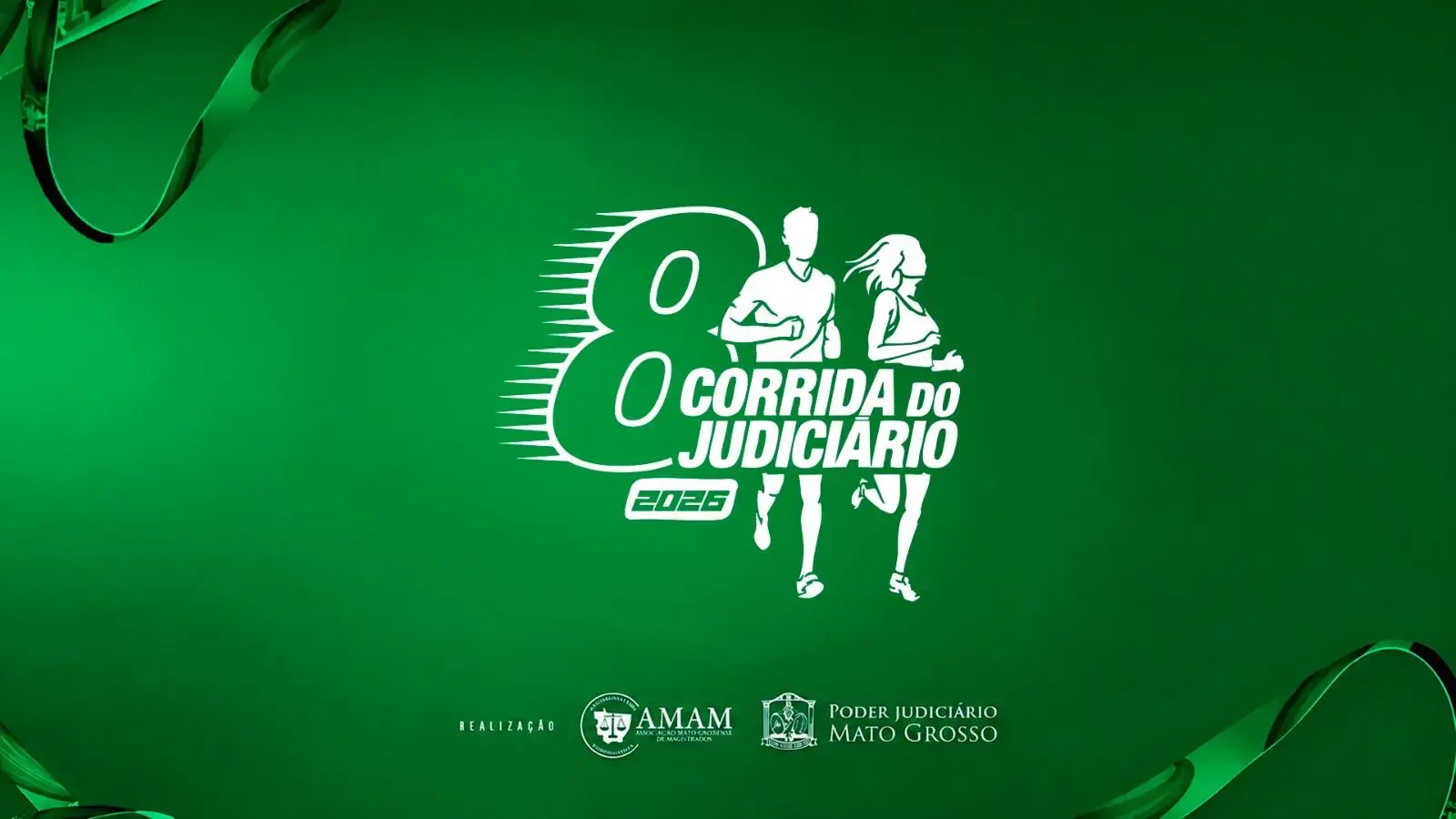 Arte em fundo verde com o logo branco da "8ª Corrida do Judiciário 2026", ilustrado por um casal correndo. Na parte inferior, marcas de realização: AMAM e Poder Judiciário Mato Grosso.