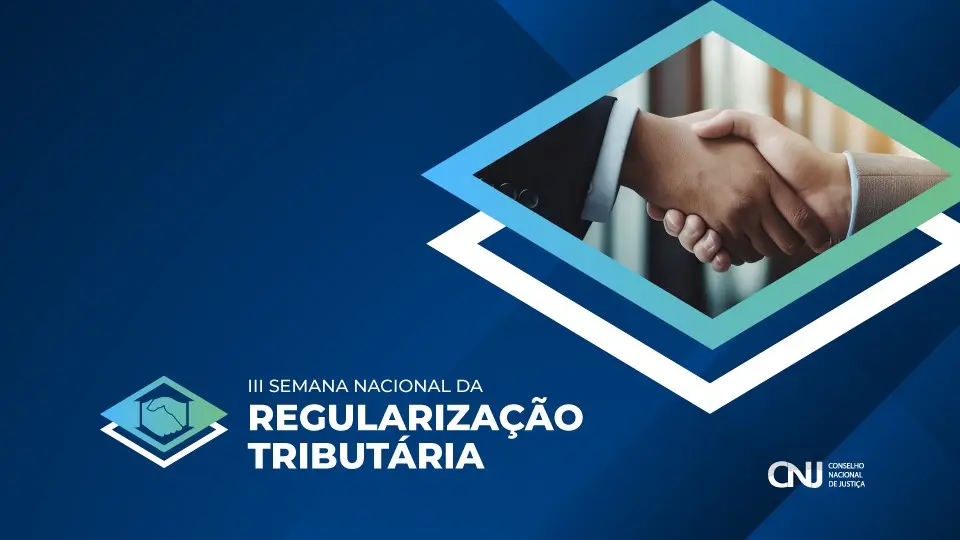 Duas pessoas apertam as mãos em ambiente corporativo, em referência a acordo e conciliação.