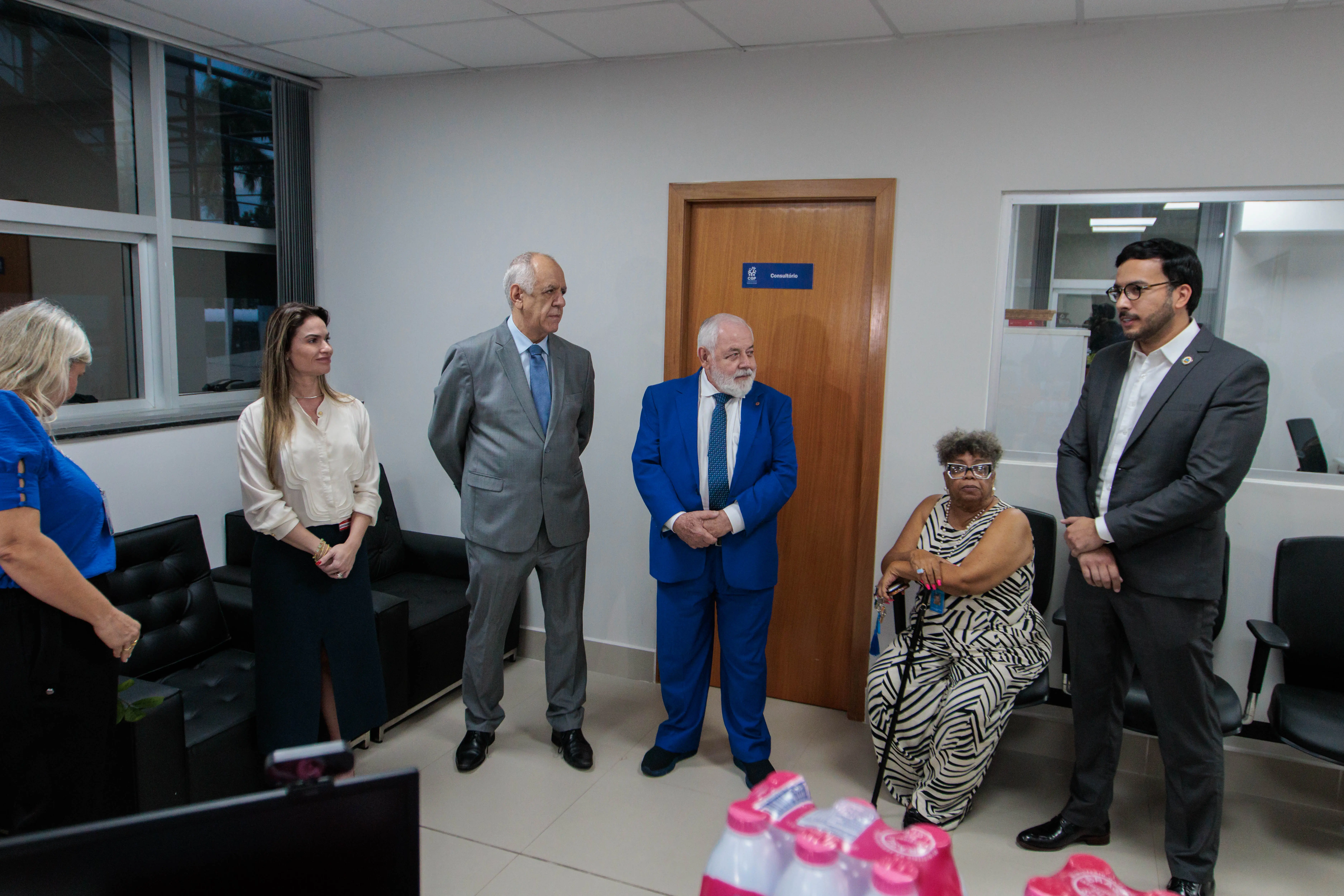 Autoridades durante entrega das doações à Casa de Amparo. Eles estão em uma sala no TJ. Em pe: Advogada Aline, Ussiel Tavares, presidente José Zuquim, Pedro Calazans. Sentada está a assessora da Cemulher, Ana Emília Sotero